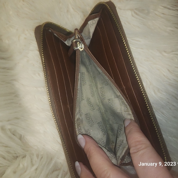 Michael Kors wallet - Picture 3 of 7